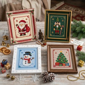 Può includere: Quattro opere a punto croce incorniciate con temi natalizi: Babbo Natale in cornice rossa, uno schiaccianoci in cornice verde, un pupazzo di neve in cornice bianca e un albero di Natale in cornice marrone, con decorazioni festive.