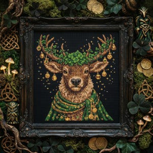 Puede incluir: Arte de punto de cruz de un ciervo con una corona y capa verdes, adornado con adornos dorados. El ciervo está enmarcado en un marco negro ornamentado, rodeado de símbolos celtas, monedas y follaje. La obra tiene un tema oscuro y místico.