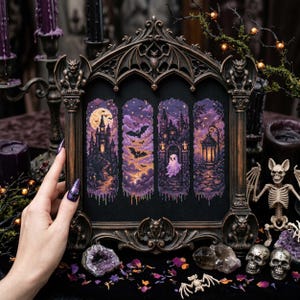 Peut inclure: Un cadre rectangulaire en bronze foncé avec des détails de gargouilles contenant quatre panneaux verticaux brodés au point de croix sur tissu noir. Les motifs incluent un château sous la lune, des chauves-souris, un fantôme et une lanterne.