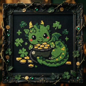 以下が含まれることがあります： 緑色のドラゴンが金のコインの入った鍋を持ち、クローバーに囲まれたクロスステッチアート。このアートワークは、葉、コイン、緑色の宝石などの装飾要素を備えた黒い装飾フレームに額装されています。