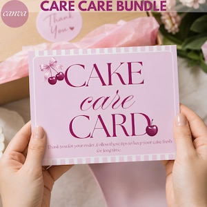 Puede incluir: Una tarjeta rectangular de color rosa claro con bordes a rayas blancas que presenta el texto en rosa oscuro CAKE care CARD. El diseño incluye dos cerezas de color rosa oscuro con un lazo y el texto Thank you for your order. Follow these tips to keep your cake fresh for long time.