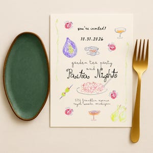 Peut inclure: Une assiette ovale en céramique vert foncé avec un bord marron est à côté d'une invitation crème. L'invitation présente des dessins colorés et le texte "you're invited!" et "garden tea party and Pasta Night". Une fourchette dorée est à droite.