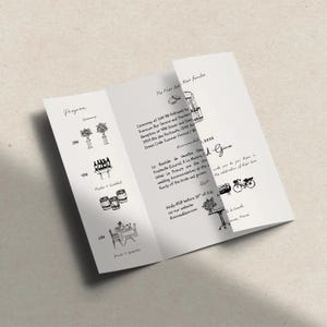 Może przedstawiać: Białe, złożone zaproszenie ślubne z czarnymi ilustracjami i tekstem. Zaproszenie zawiera program, szczegóły ceremonii i informacje RSVP. Projekt zawiera rysunki kwiatów, butelek, beczek i nakrycia stołu.
