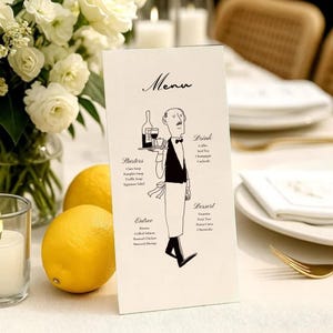 Könnte beinhalten: Eine Menükarte mit dem Wort "Menu" oben, mit einer Kellnerillustration. Die Speisekarte listet Vorspeisen, Hauptgerichte, Getränke und Desserts auf. Die Karte liegt auf einem Tisch mit Zitronen, Blumen, Kerzen und Gedecken.