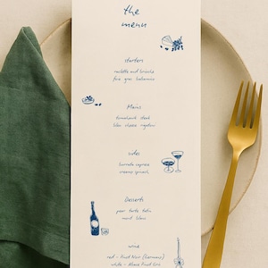Puede incluir: Una tarjeta de menú con texto manuscrito e ilustraciones en tinta azul. El menú enumera entrantes, platos principales, guarniciones, postres y opciones de vino. También se ven un tenedor dorado y una servilleta verde.