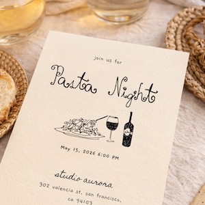 Pu&ograve; includere: Un invito beige per una serata pasta, con la scritta "Pasta Night" in un carattere decorativo. L'invito include un disegno di pasta, un bicchiere di vino e una bottiglia di vino. Sono inclusi anche la data e l'ora.