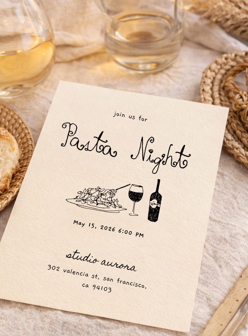 Pu&ograve; includere: Un invito beige per una serata pasta, con la scritta "Pasta Night" in un carattere decorativo. L'invito include un disegno di pasta, un bicchiere di vino e una bottiglia di vino. Sono inclusi anche la data e l'ora.