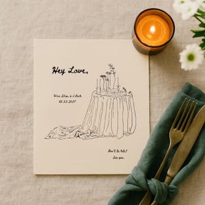 Può includere: Un biglietto d'invito color crema con un disegno a linee nere di un tavolo drappeggiato con candele e fiori. Il testo recita: Hey Love, Wine Shop, 6 o'clock, 08.22.2027, Don't be late! See you. Il biglietto è posto accanto a un tovagliolo verde.