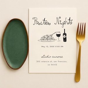 Pu&ograve; includere: Un invito per un evento Pasta Night. L'invito presenta un'illustrazione disegnata a mano di pasta, un bicchiere di vino e una bottiglia. Una forchetta dorata e un piatto ovale verde sono ai lati. Il testo recita "Pasta Night".