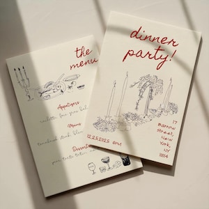 Puede incluir: Menús de fiesta de cena blanquecinos con texto e ilustraciones manuscritos en rojo. Un menú dice "the menu" y enumera aperitivos, platos principales y postres. El otro menú dice "dinner party!" con la fecha, hora y dirección.