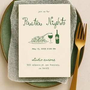Pu&ograve; includere: Invito per un evento Pasta Night. La carta color crema presenta testo verde e illustrazioni di pasta, un bicchiere di vino e una bottiglia. Si trova su un piatto verde, con una forchetta dorata.