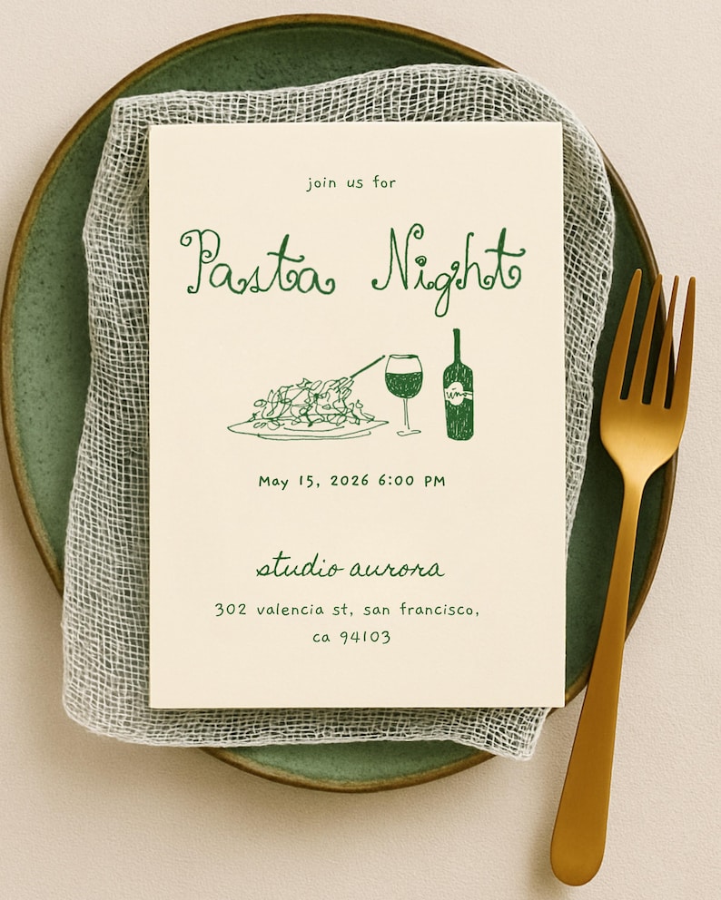 Pu&ograve; includere: Invito per un evento Pasta Night. La carta color crema presenta testo verde e illustrazioni di pasta, un bicchiere di vino e una bottiglia. Si trova su un piatto verde, con una forchetta dorata.