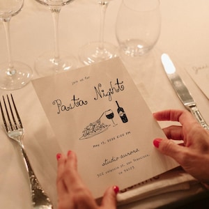 Pu&ograve; includere: Un invito beige per una "Pasta Night" il 15 maggio 2026 alle 18:00. L'invito presenta un'illustrazione di piatto di pasta, bicchiere di vino e bottiglia. L'evento &egrave; ospitato da "studio aurora" a San Francisco.
