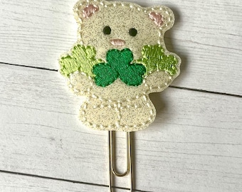 Clip para agenda con diseño de oso y trébol del día de San Patricio