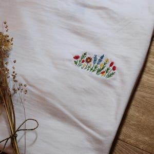 Geborduurd T-shirt "Bloemenweide" gemaakt van 100% katoen – Unisex – Geborduurd