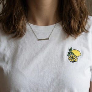 Besticktes T-Shirt „Zitrone“ aus 100 % Baumwolle – Unisex - Bestickt