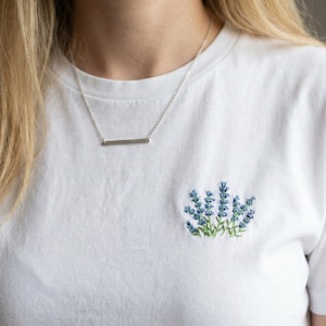 Besticktes T-Shirt „Lavendel“ aus 100 % Baumwolle – Unisex - Bestickt