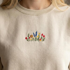 Besticktes Sweatshirt „Blumenwiese“ Unisex - Pullover/Hoodie