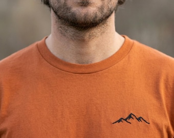 Camiseta bordada "Silueta de Montaña" 100% algodón – Unisex – Bordada