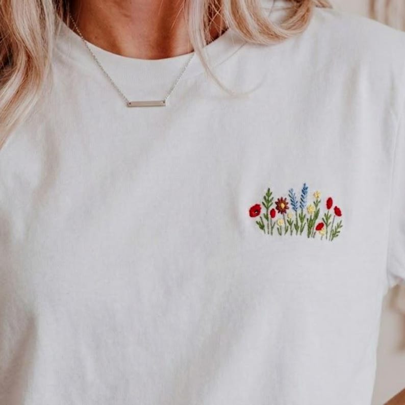Camiseta bordada "Flower Meadow" de 100% algodón – Unisex – Bordada imagen 1