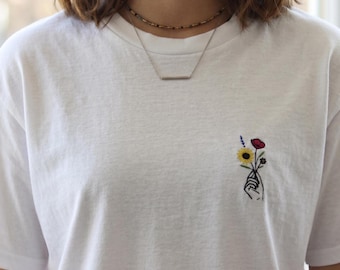 Camiseta bordada “Mano de Flor” 100% algodón – Unisex – Bordada