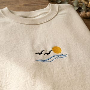Bestickter Meer Sweatshirt Unisex, Minimalistischer Crewneck Pullover mit Sonne und Wellen, Maritimer Oversize Hoodie Look