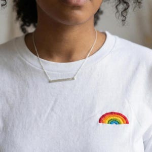 Broderad "Rainbow" T-shirt tillverkad av 100 % bomull – Unisex – Broderad