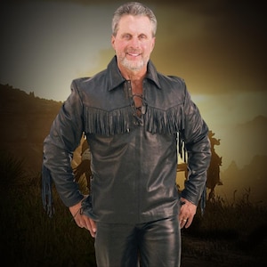 Pode incluir: Camisa de couro preta com detalhes de franjas no peito e nas mangas. A camisa tem uma frente com cadarço e é combinada com calças de couro a condizer. O conjunto evoca um estilo western ou motociclista.