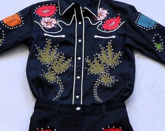 Completo da cowboy unisex con ricamo ispirato al vintage personalizzato, con motivo a labbra incrociate e fiamme, stile cowboy cowgirl, stile country western, abito da sposa