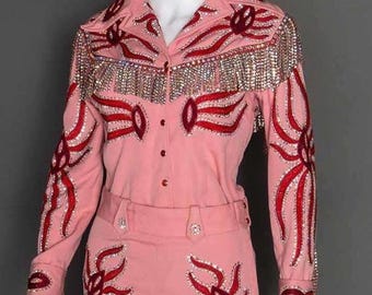 Completo da donna personalizzato vintage rosa con strass, stile western da cowgirl, composto da 2 pezzi, camicia e pantaloni decorati, abito da rodeo glamour, abito da cocktail per matrimonio.