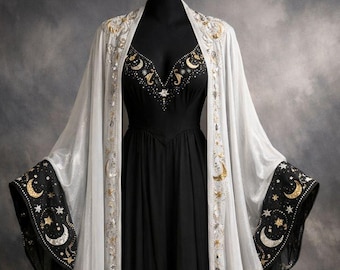 天体の月と星をモチーフにした黒いドレスに白いシースルーローブを合わせた、ゴシックファンタジーガウン、占星術にインスパイアされた衣装、ボヘミアン魔女ドレス、イブニングウェア