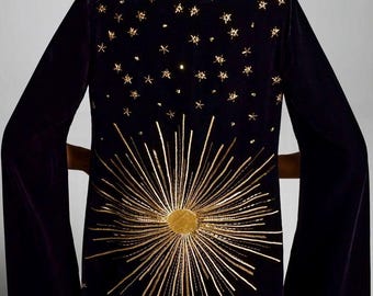 カスタマイズされた黒の刺繍入りベルベットマント、星のディテール、ヴィンテージ風オペラケープ、ロング刺繍ケープ、ガライベントハロウィンコスチューム