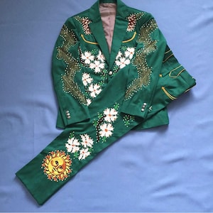 Customized Men&#39;s Embroidered Green Western Suit Floral Pinecone Design with Sun Motif Retro Cowboy Stagewear Wedding Cocktail Party Attire