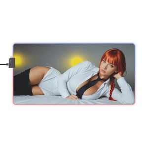 Tappetino da scrivania Makima Chainsaw Man, tappetino per mouse anime sexy, decorazione da scrivania Waifu, arte del cacciatore di diavoli dai capelli rossi, accessorio da gioco RGB
