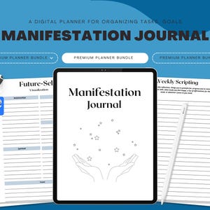 Könnte beinhalten: Ein digitaler Planer mit dem Text "Manifestation Journal" auf einem Tablet-Bildschirm, umgeben von losen Blättern und einem Stift. Die Seiten enthalten Aufforderungen zur Visualisierung des zukünftigen Selbst und zum wöchentlichen Schreiben. Der Hintergrund ist blau.