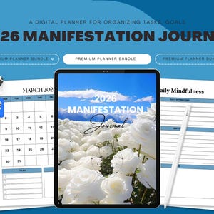 Könnte beinhalten: Ein digitaler Planer mit dem Text "2026 MANIFESTATION JOURNAL" auf einem Tablet-Bildschirm, umgeben von gedruckten Seiten. Das Tablet zeigt ein Feld weißer Blumen unter blauem Himmel. Die Seiten enthalten einen Kalender und tägliche Achtsamkeitsabschnitte.