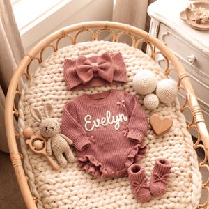 Tutina personalizzata per neonata ricamata a mano, abbigliamento personalizzato per neonata, regalo unico e personalizzato per baby shower.