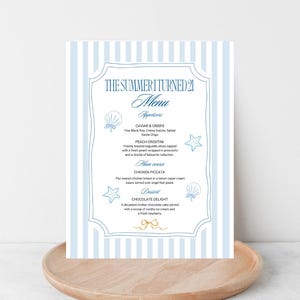 Może przedstawiać: Karta menu z jasnoniebieskim i białym paskowanym tłem. Tekst "THE SUMMER I TURNED 21 Menu" jest wyświetlany elegancką czcionką. Menu zawiera przystawki, dania główne i desery.
