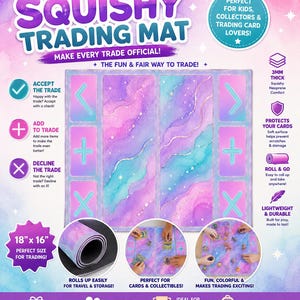 Può includere: Un tappetino da gioco rettangolare con un motivo a nebulosa rosa, viola e blu con stelle bianche. Il tappetino include zone designate contrassegnate con simboli di spunta, più e croce per lo scambio di carte, che misurano 46 cm per 41 cm.