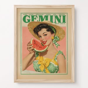 Op de afbeelding: Vintage-stijl ingelijste print met een vrouw die een watermeloen vasthoudt. De print heeft een retro magazine cover design met het woord "GEMINI" in groen. De vrouw draagt een strohoed, groene jurk en gele oorbellen.