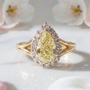 Bague de fiançailles en or jaune 18 carats avec halo de diamants jaunes de laboratoire taille poire