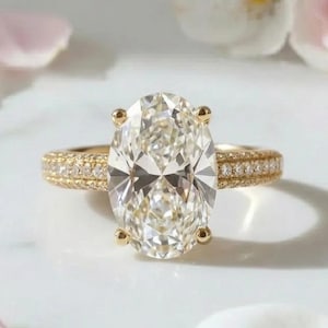 Verlobungsring mit ovalem Moissanit-Schliff und verstecktem Halo, 10K Gelbgold-Doppelpavé-Ring