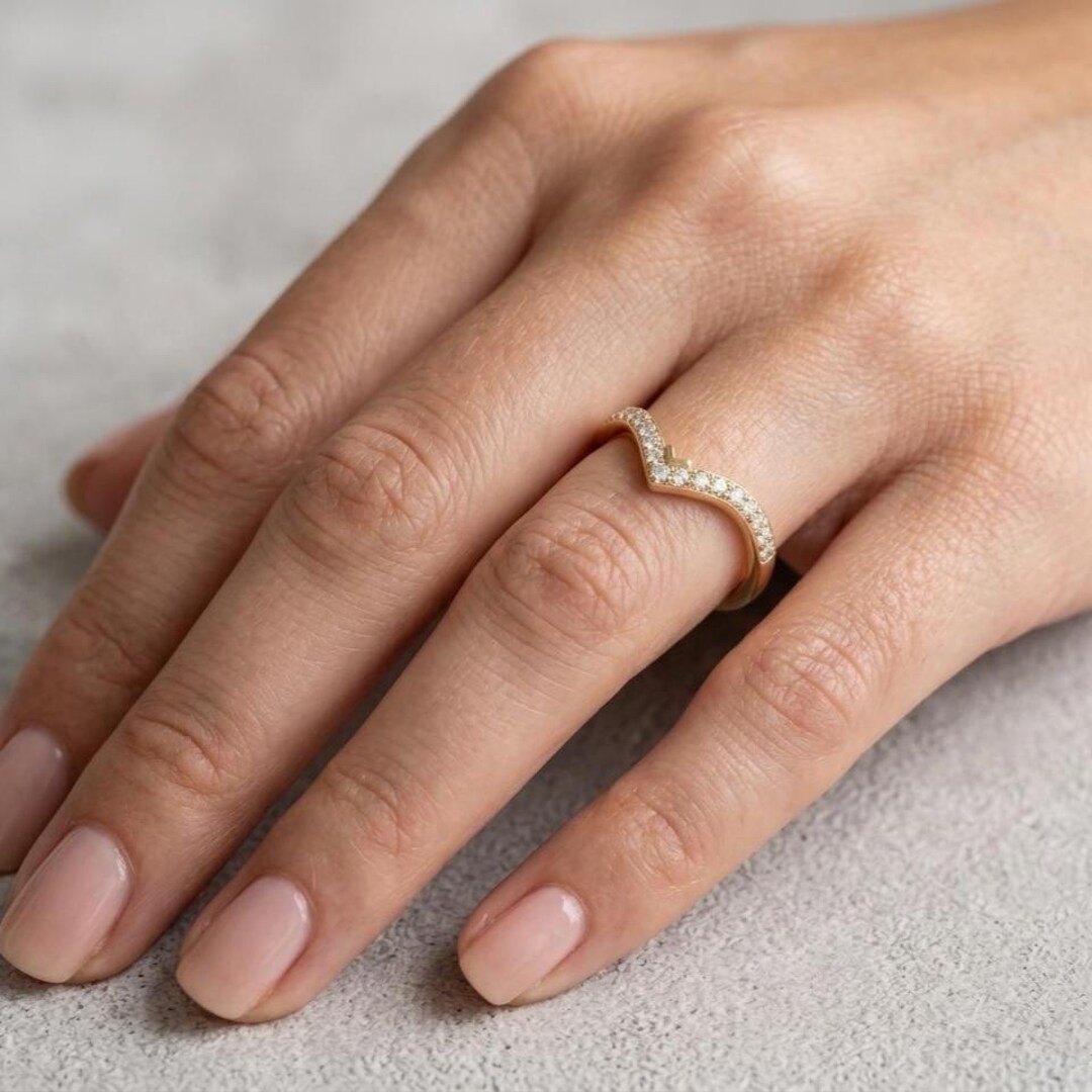 Round Cut Chevron Pave Diamond Contour Wedding Band in 14K Yellow Gold ...