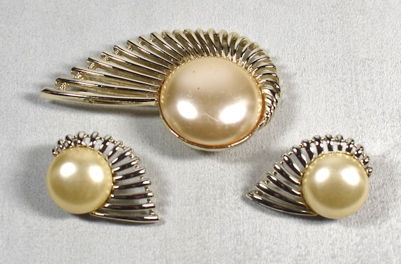 Sale  Vintage SARAH Coventry "PEARL FLIGHT" From … - image 1