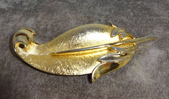 Beautiful Collectible Trifari Signed Gold Plated … - image 6