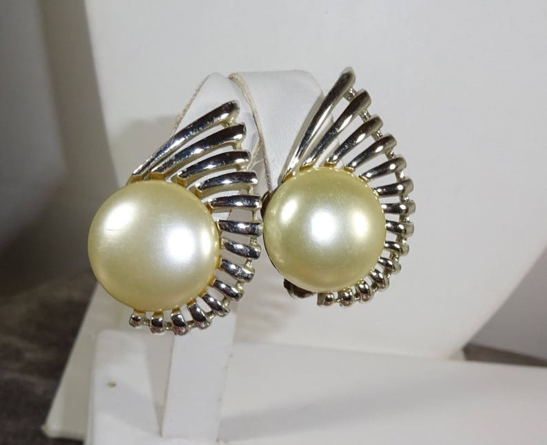 Vintage SARAH Coventry PEARL FLIGHT From August 1957 Silver toned Faux Pearl