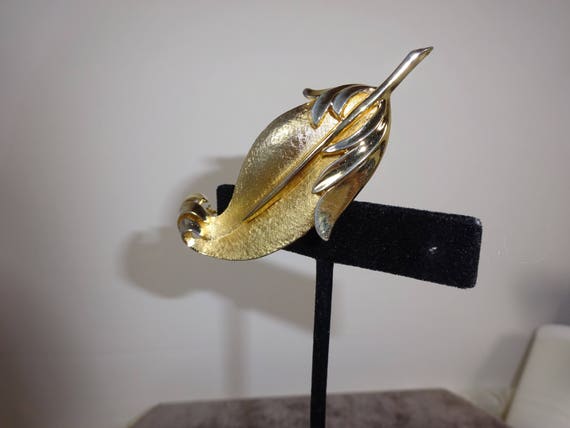 Beautiful Collectible Trifari Signed Gold Plated … - image 3