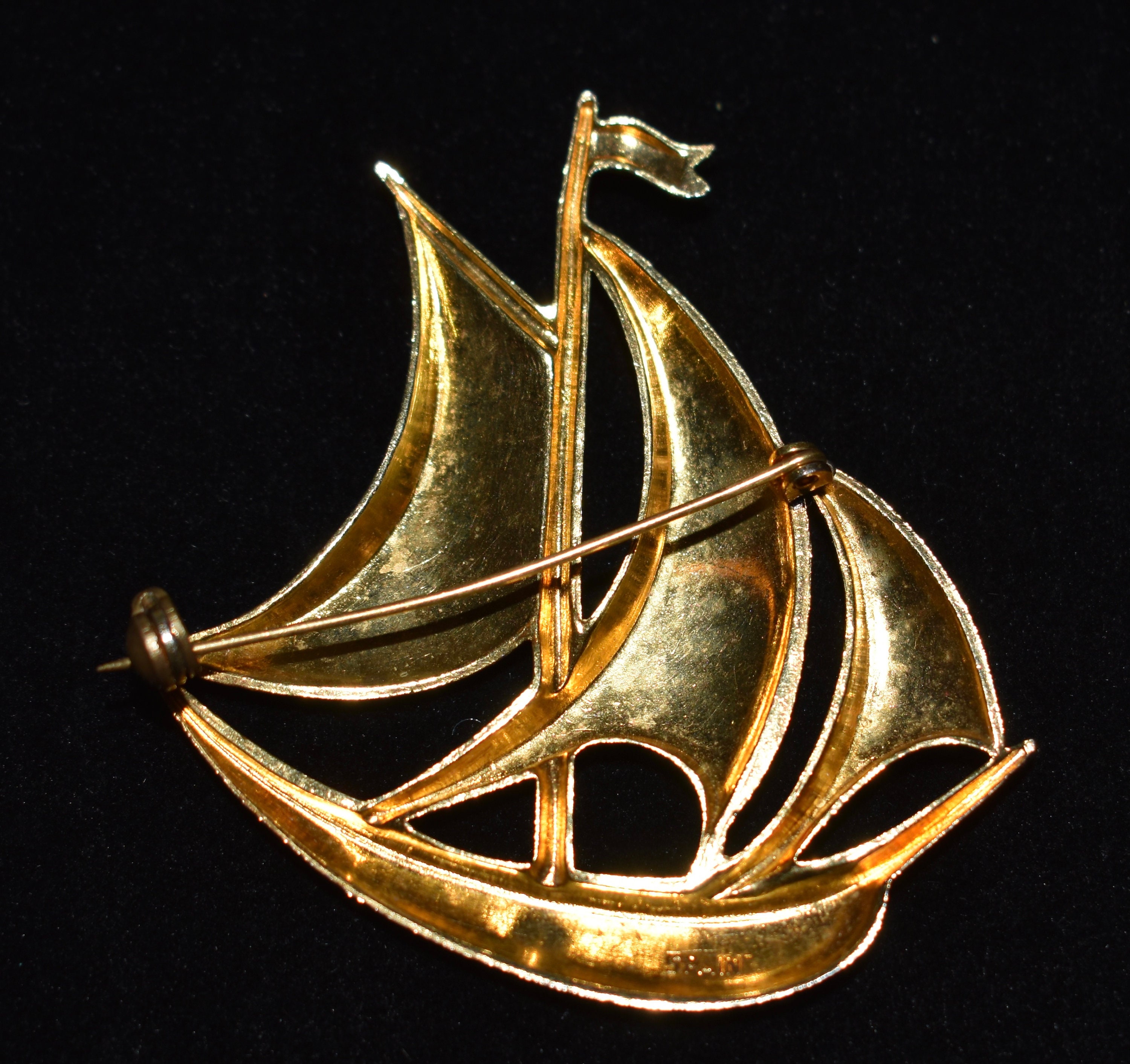 Broche Vintage Caravelle Bateau Voilier - Or De Tolède, Couleurs Doré, Noir, Argenté, Rouge - Bijou Fantaisie Unisexe