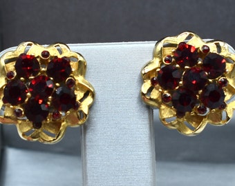 Vintage Weiss Signed Red rhinestone Earrings Beautiful Red Rhinestones