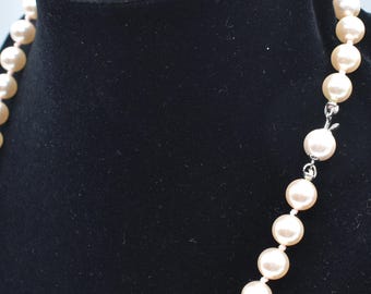 Collar vintage de perlas de vidrio estilo ópera: perlas artificiales anudadas a mano, elegancia clásica de principios de la década de 1940.